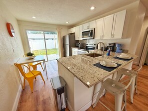 Fridge, microwave, oven, stovetop - NEW!! Amazing Sunshine-Up 6 Guests-Private Backyard (Port Orange)