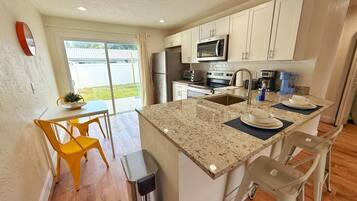 Frigorífico, microondas, horno y placa de cocina