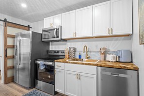 Four à micro-ondes, un four, surface de cuisson, lave-vaisselle