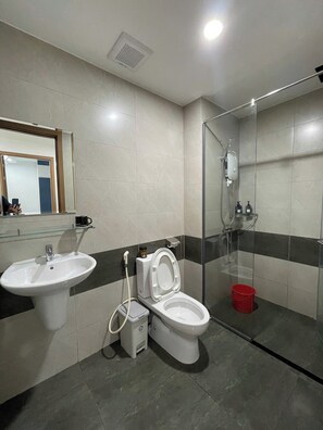 Appartement, 2 slaapkamers, balkon, uitzicht op het strand | Badkamer | Een douche, een haardroger, pantoffels, handdoeken