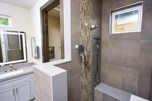 Dusche, Haartrockner, Bidet, Handtücher