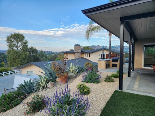 Lovely Hilltop Villa with amazing views, Private gated access and Parking