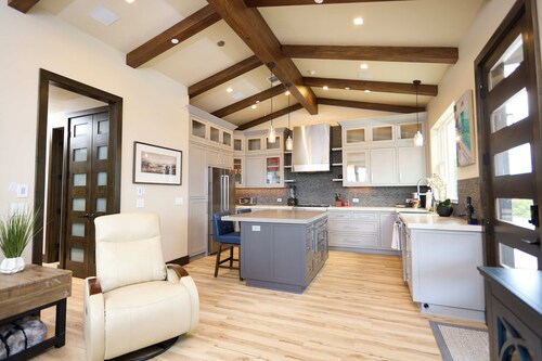 Lovely villa with amazing views, Private gated access and Parking,