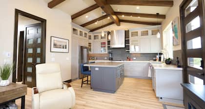 Lovely villa with amazing views, Private gated access and Parking,