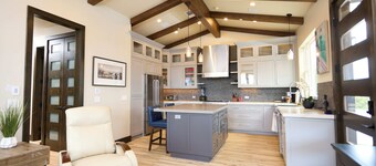 Lovely villa with amazing views, Private gated access and Parking,