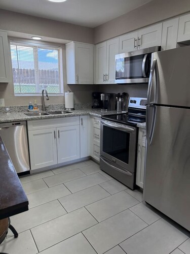Clean 2BR condo near Downtown Mesa - free parking