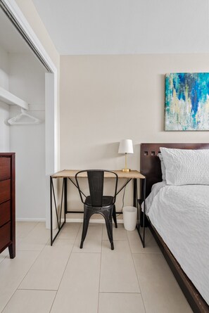 2 slaapkamers, een bureau, een strijkplank/strijkijzer, wifi