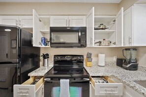 Réfrigérateur, four à micro-ondes, un four, surface de cuisson