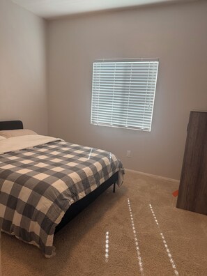 4 makuuhuonetta, silitysrauta/-lauta, ilmainen Wi-Fi, vuodevaatteet