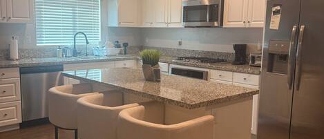 Jääkaappi, mikroaaltouuni, uuni, liesi