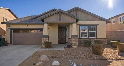 Charming house with AC in Victorville