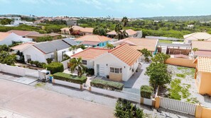 Exterior - Casa del Sol, 2BR Island Retreat, 5 Min to Palm Beach (Noord)