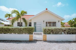 Exterior - Casa del Sol, 2BR Island Retreat, 5 Min to Palm Beach (Noord)
