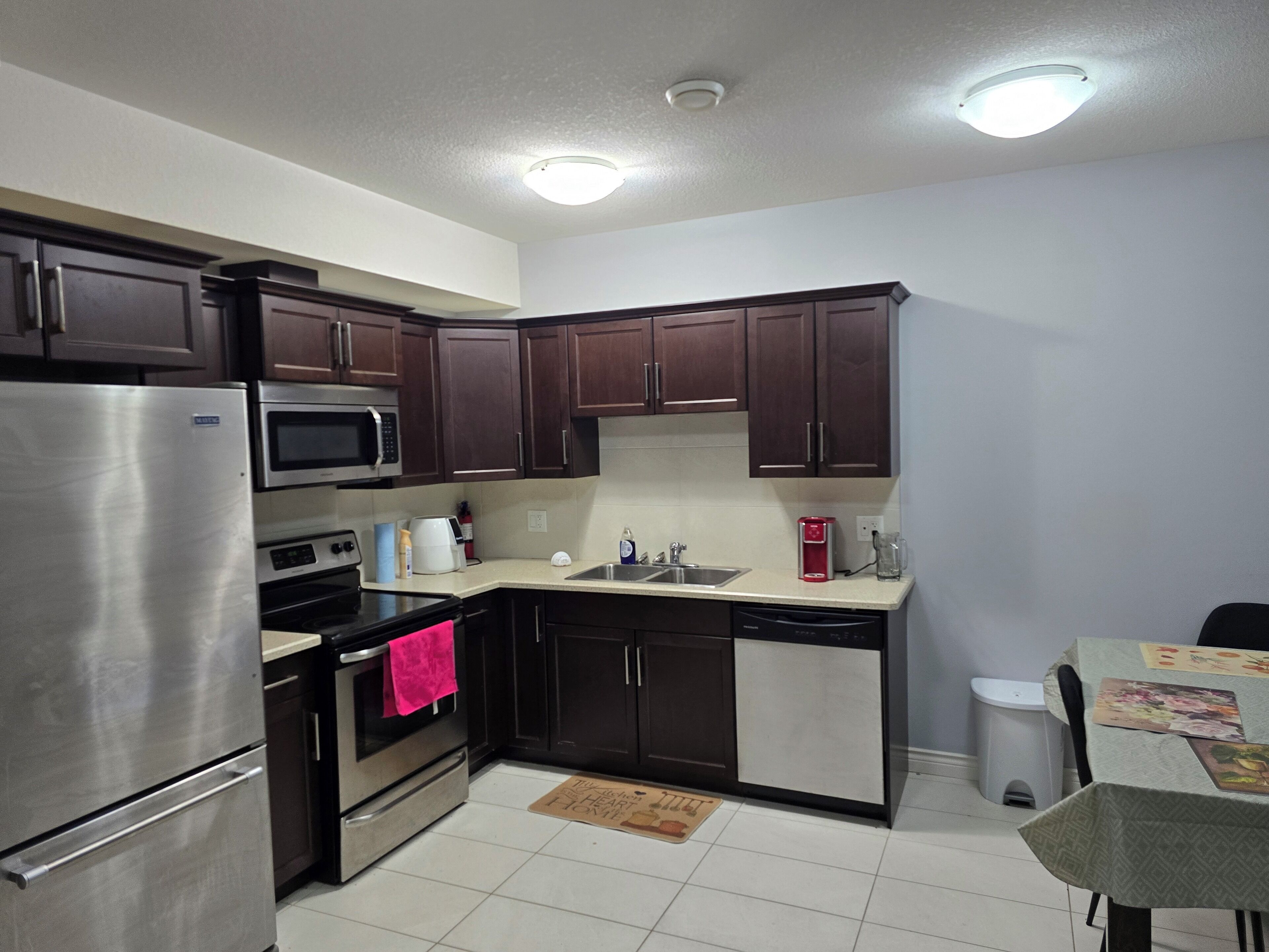 Een magnetron, een vaatwasser