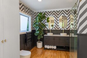 Hair dryer, towels, soap, shampoo - Palm Springs by Waiheke Pure - Luxurious ridgetop retreat, panoramic views, pool, hot tub (Waiheke Island)