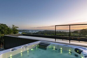 Outdoor spa tub - Palm Springs by Waiheke Pure (Waiheke Island)