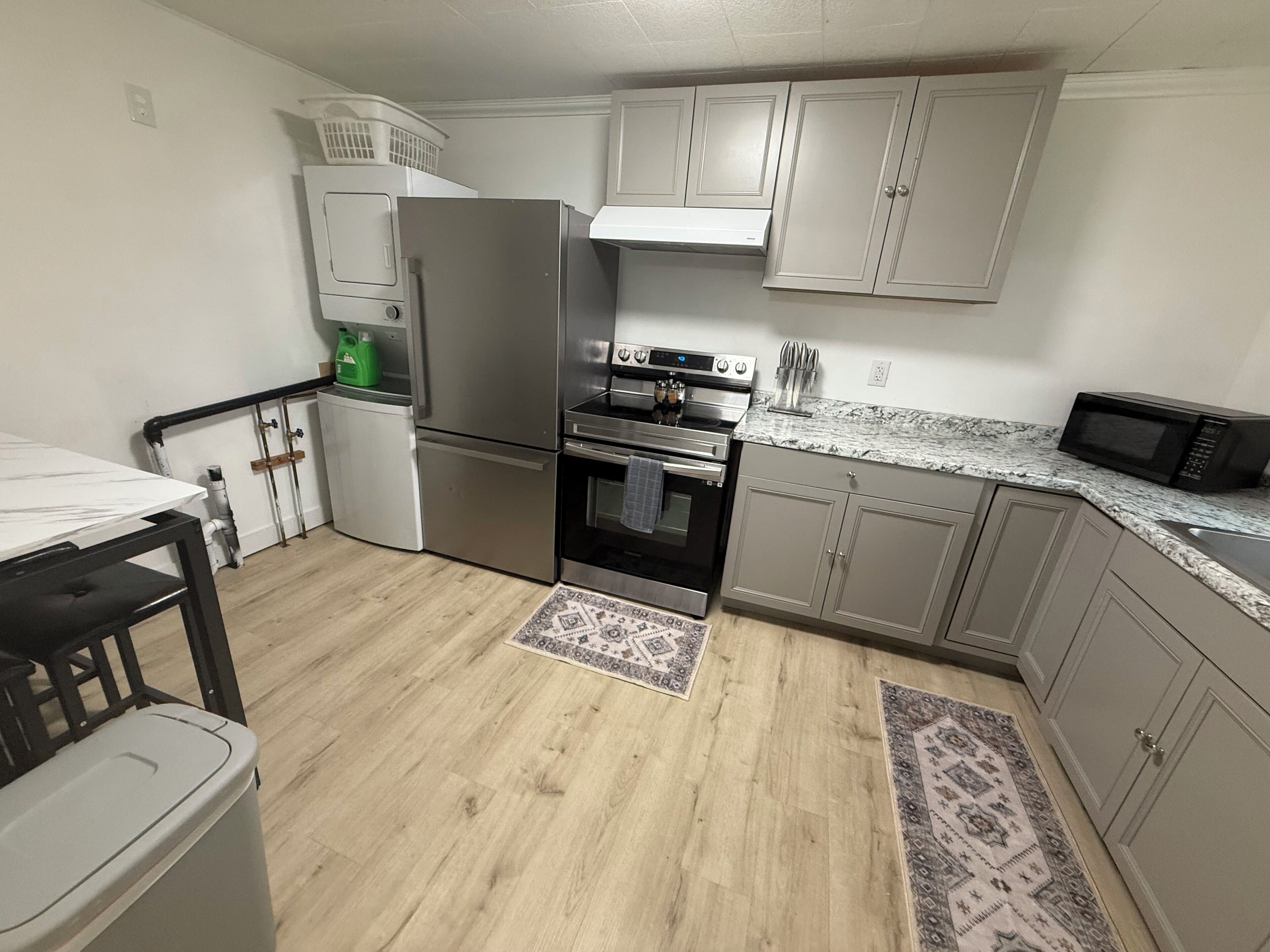 Mikrobølgeovn, ovn, kokeplater og kaffetrakter/tekoker