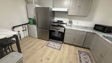 Mikrobølgeovn, ovn, kokeplater og kaffetrakter/tekoker