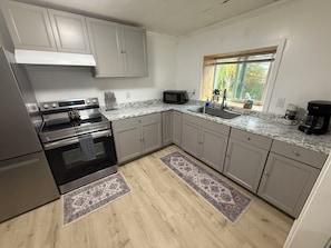 Mikrowelle, Ofen, Herdplatte, Wasserkocher mit Kaffee-/Teezubehör