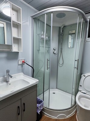 Douche, sèche-cheveux, serviettes fournies, savon