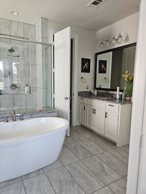 Shower, towels, soap, toilet paper - Family Fun Oasis (FATE)