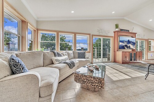 Morehead Retreat on 75 ft of East Lake Okoboji