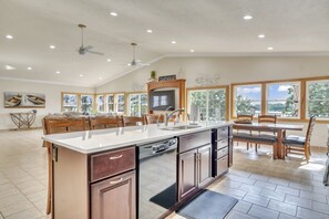 Réfrigérateur, four à micro-ondes, un four, surface de cuisson