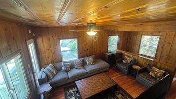 Una televisión, una oficina