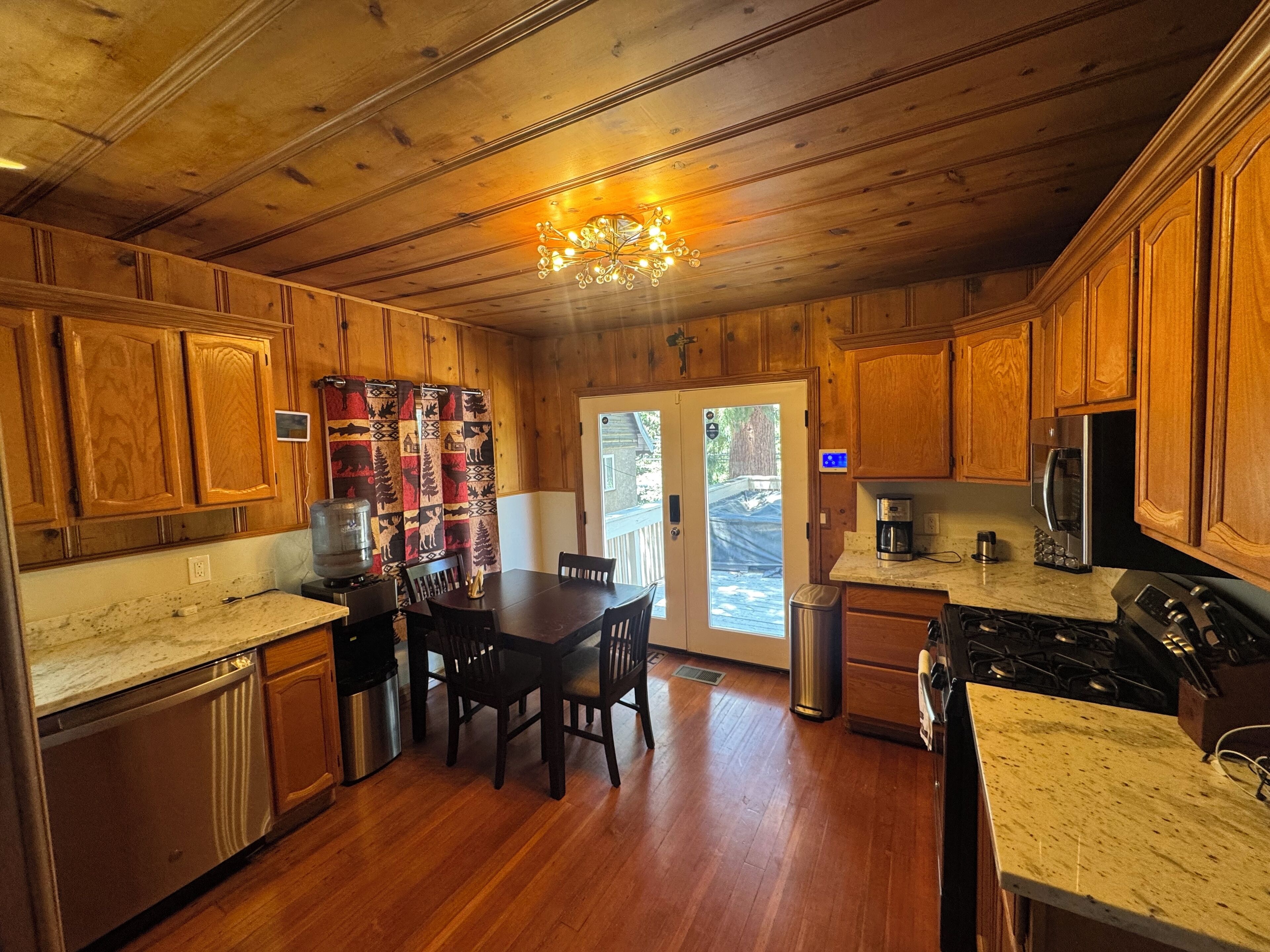 Microondas, horno, placa de cocina y lavavajillas