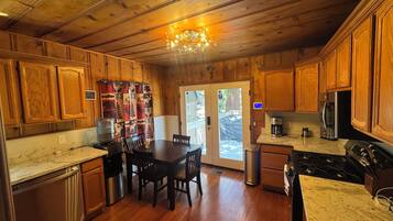 Microondas, horno, placa de cocina y lavavajillas