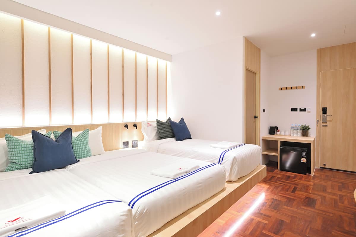 Deluxe Triple Room, City View | Desk, free WiFi
