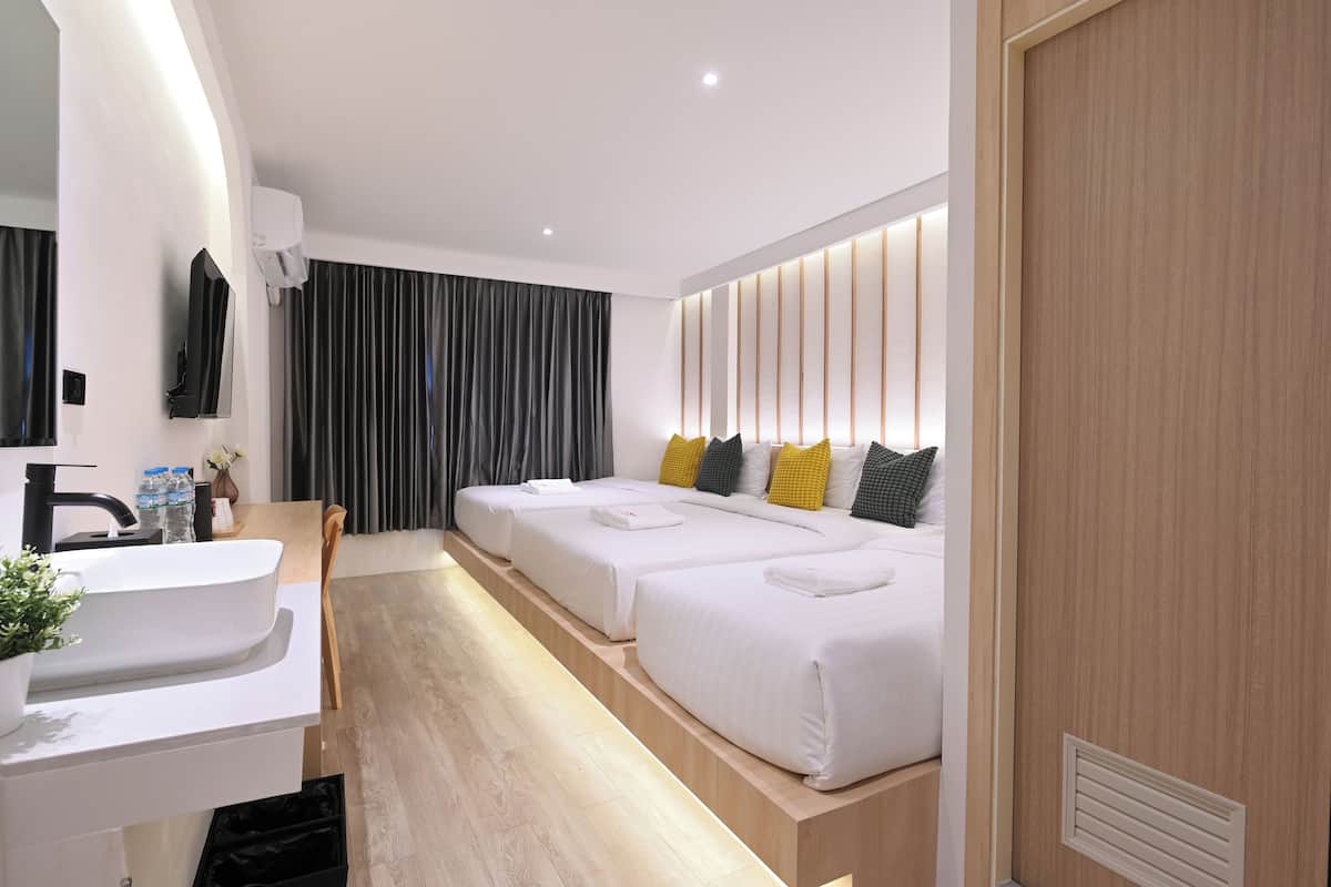 Family Room, Multiple Beds, City View | Desk, free WiFi