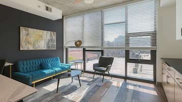 Een televisie en een computerscherm