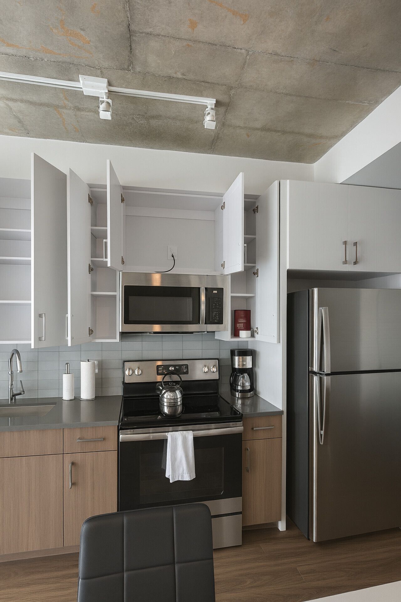 Réfrigérateur, micro-ondes, four, plaque de cuisson