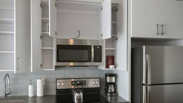 Frigorífic, microones, forn i placa de cuina