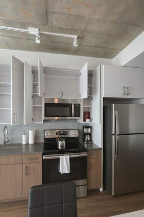 Frigorífico, microondas, horno y placa de cocina