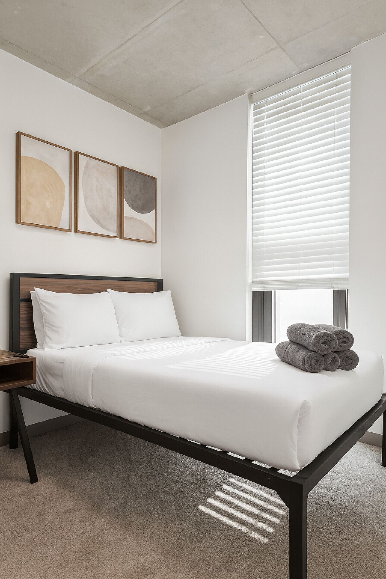 2 bedrooms, desk, iron/ironing board, WiFi