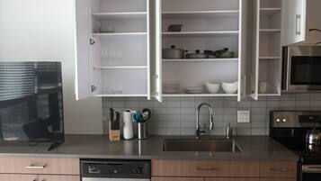 Jääkaappi, mikroaaltouuni, uuni, liesi