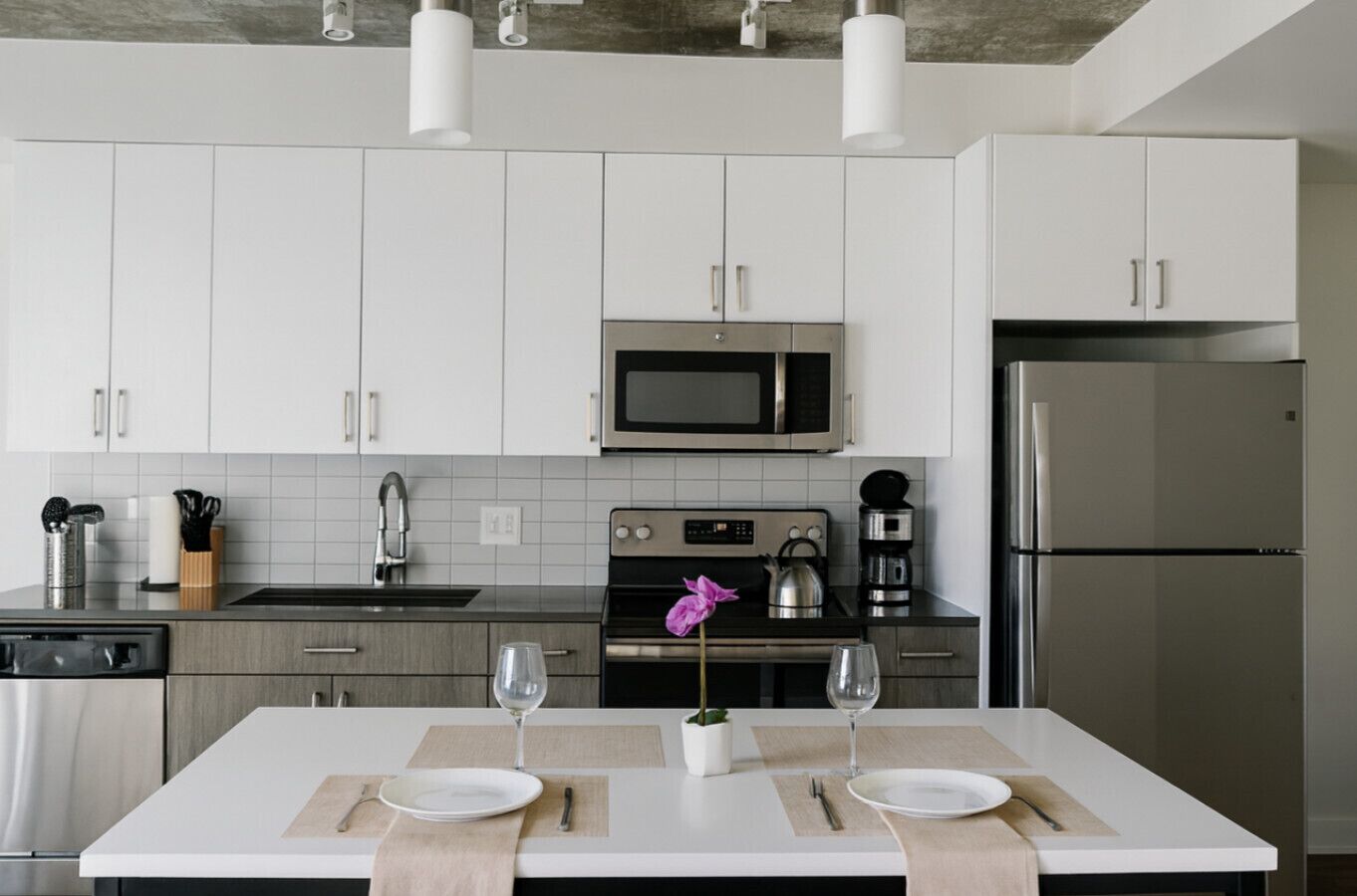 Kühlschrank, Mikrowelle, Ofen, Herdplatte