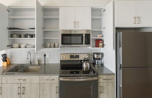 Kühlschrank, Mikrowelle, Ofen, Herdplatte