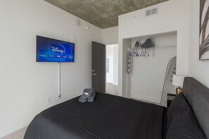 2 bedrooms, desk, iron/ironing board, WiFi