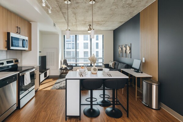 Een koelkast, een microgolfoven, een oven, een kookplaat