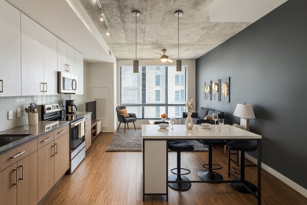 Réfrigérateur, micro-ondes, four, plaque de cuisson