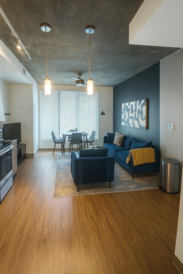 Een televisie en een computerscherm