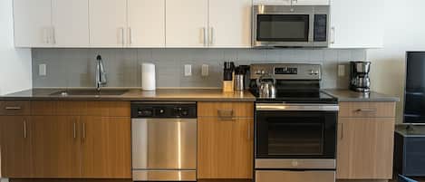 Kühlschrank, Mikrowelle, Ofen, Herdplatte