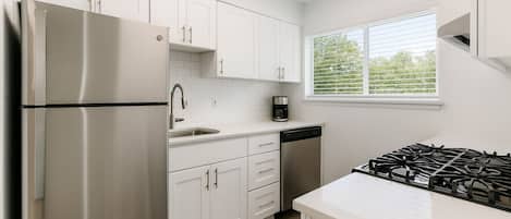 Fridge, oven, stovetop, dishwasher