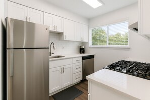 Geladeira, fogão, cooktop, lava-louças