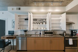 Køleskab, mikrobølgeovn, ovn, kogeplade