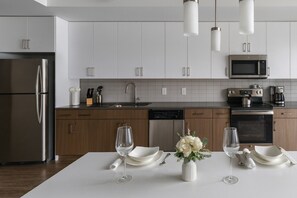 Refrigerador, microondas, horno, placa de cocina