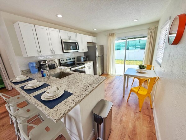 Réfrigérateur, four à micro-ondes, un four, surface de cuisson